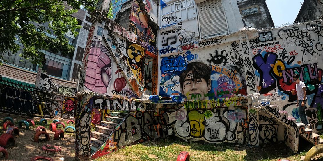 Chaloemla Park (Graffiti Park): Bangkok's Urban Art Haven447