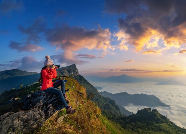Traveller Sitting Rock Holding Camera Take Photo Doi Pha Mon Mountains Chiang Rai Thailand