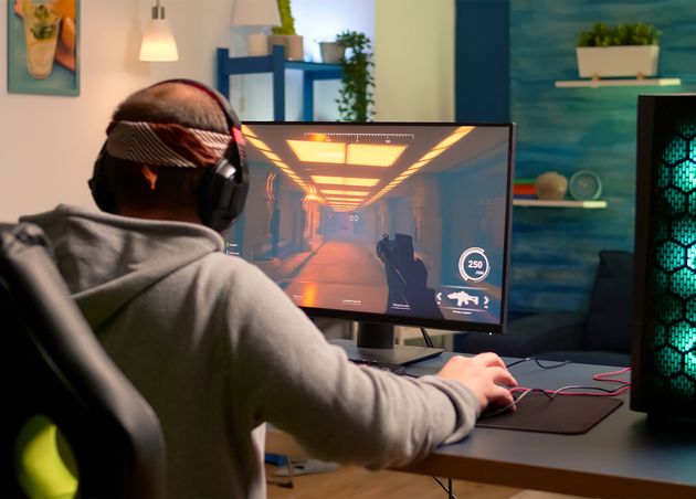 Süchtig machendes Videospiel R, das Cyber-Videospiele spielt, verwendet professionelle Kopfhörer-Gaming-Raum-Konkurrenzspieler, der an einem Videospielturnier teilnimmt, mit neuer Grafik leistungsfähigen Computer