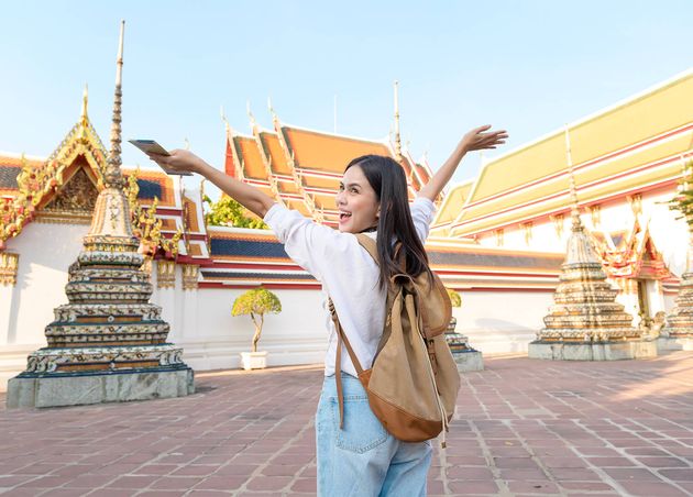 Schöne Touristin bei der Besichtigung von Bangkok