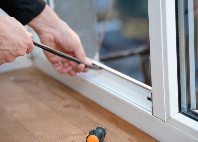 Professioneller Meisterreparatur-Installationsfenster ändert Gummidichtung PVC-Fenster