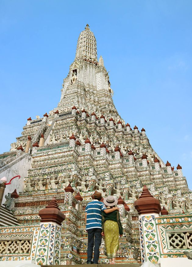 Couple Climbing up Phraprang Wat Arun Temple Iconic Landmarks Bangkok Thailand