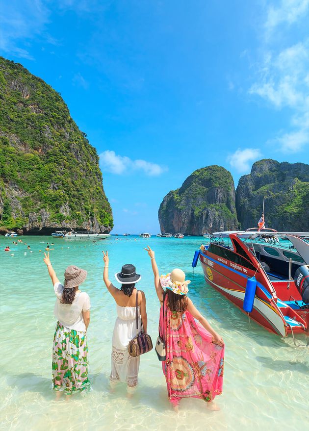 Maya Bay Thailand April 22 2017 Crowds Sunbathing Visitors Enjoy Day Trip Boat Ride Ma
