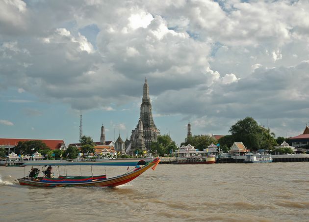 Tourist Long Tail Boat Bangkok River Dawn Temple