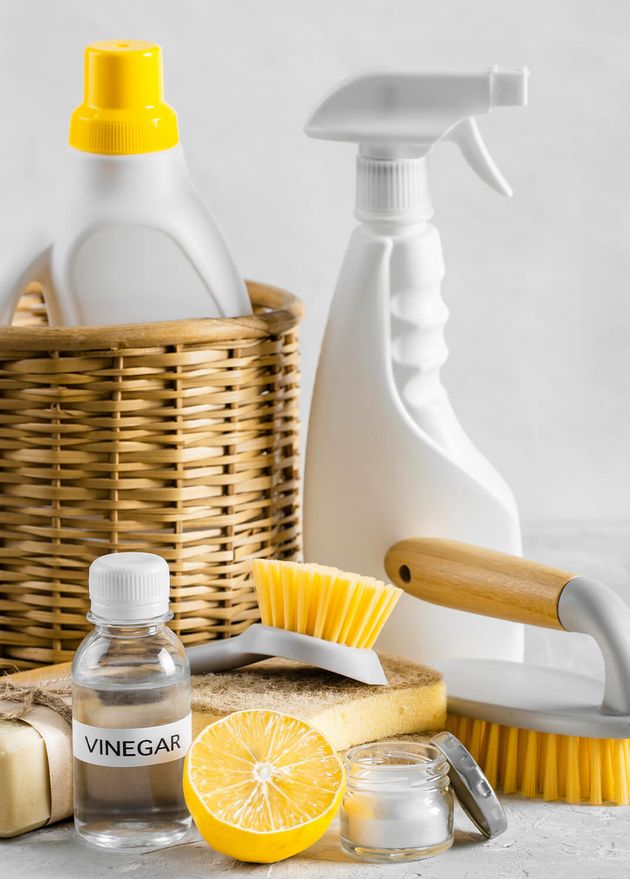 Frontansicht Eco Friendly Cleaning Brushes Basket with Lemon Vinegar