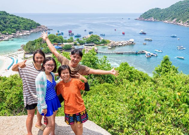 Thai Family Tourists Is Posing Happily Top Koh Nang Yuan Island Is High Viewpoint Beautiful Natural Landscape Is Famous Attractions Gulf Thailand Surat Thani Thailand
