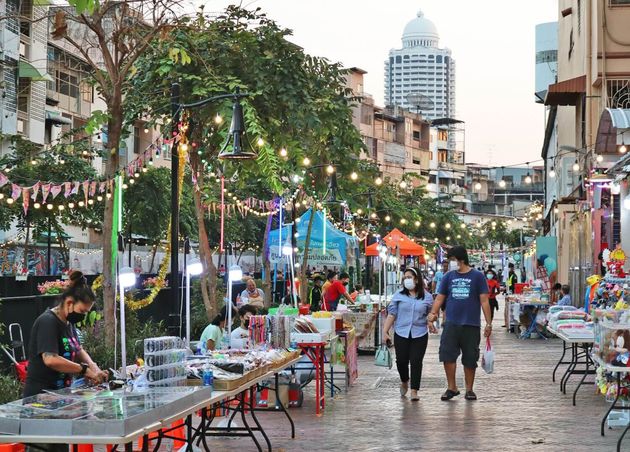 Ong Ang Walking Street_Top 10 Bangkok's Most Popular and Busiest Districts from D (Big Bear) of The Bear Travel