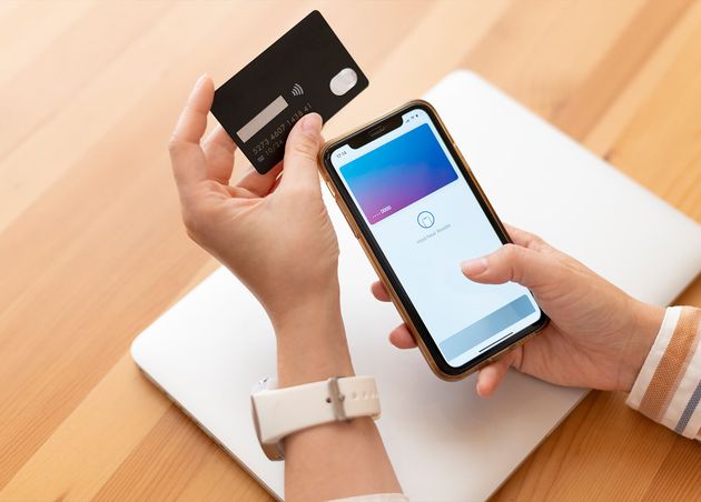 Person zahlt mit eigener Smartphone-Wallet-Anwendung