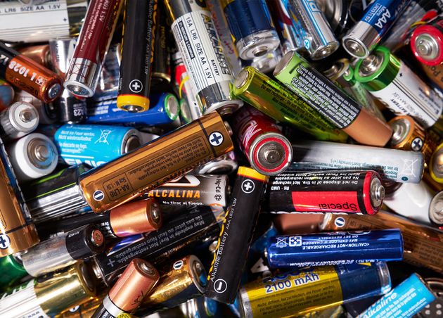 Nahaufnahme bunter gebrauchter Batterien Recyclingkonzept Umweltproblem