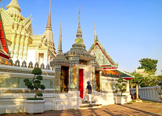 Visitor Entering Temple Reclining Buddha Wat Pho Old City Bangkok Thailand