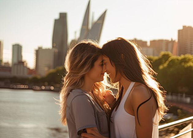 LGBT-Paar besucht Puerto Madero Buenos Aires Argentine Embrasse Voyageurs