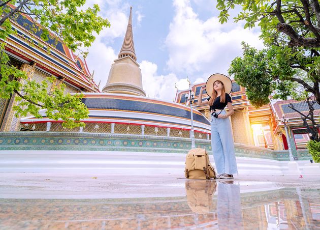 Cute Asian Woman Stands Middle Bangkok S Tourist Attractions Thailand Complete with Backpack Beautiful Thai Temple Atmosphere