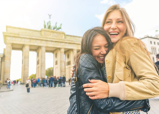 Glückliche Mädchen, die sich in Berlin umarmen
