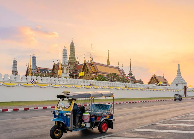 Grand Palace Wat Phra Keaw Sunset Bangkok Thailand Blue Tuk Tuk Thai Traditional Taxi Is Front Scene