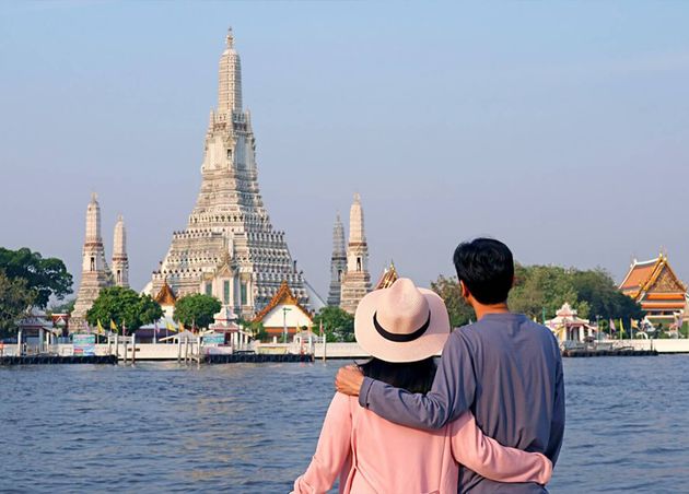 Couple Being Impressed by Temple Dawn Wat Arun Iconic Landmark Located Chao Phraya River Bank Bangkok Thailand