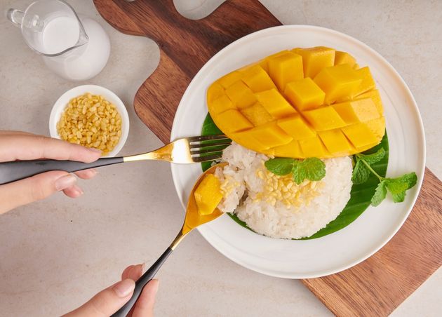 Mango Sticky Rice (Khao Niew Mamuang ข้าวเหนียวมะม่วง)_Top 10 Most Popular Desserts in Thailand (And How to Make Them) from Tle (Hungry Bear) of The Bear Travel