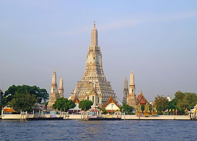 Temple Dawn Wat Arun Iconic Landmark Bangkok Chao Phraya River Bank Thailand