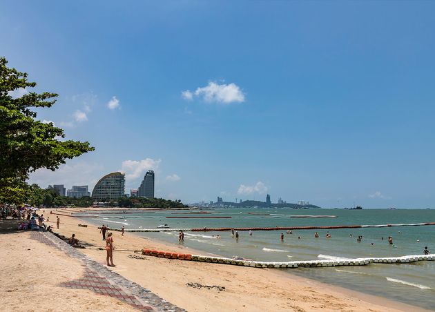 Many Tourists Are Swimming Pattaya Beach