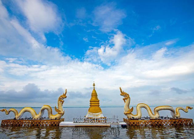 Phayao Thailand Jan 01 2020 Naga Statue Phayao Lake Kwan Phayao with Blue Sky Background