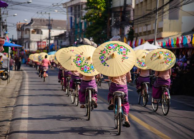 Women Holding Beautiful Umbrellas Cycling Show Bosang Umbrella Festi Val Chiang Mai Thailand