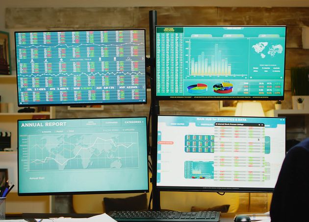 Zoomen Sie heraus Home Office mit Monitoren Aktienmarkt