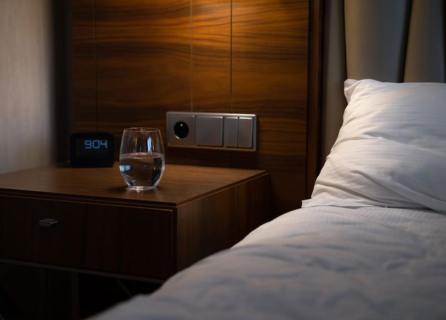 Hotelzimmer mit bequemem Bett Uhr Modernes Dekor