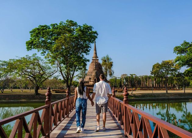 Couple Men Women Visiting Wat Sa Si Sukhothai Old City Thailand Sukothai Historical Park